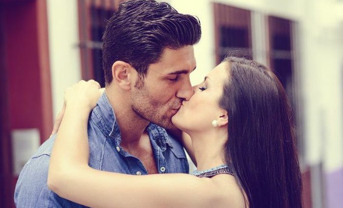 如何亲吻女孩，留下难忘印象