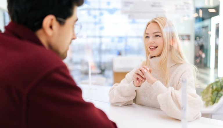 Alpha Widow：含义、53个特征及如何与情感依恋前任的女孩约会